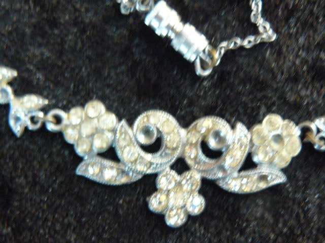 SILVER TONED NECKLACE VERY DETAILED AND FINE