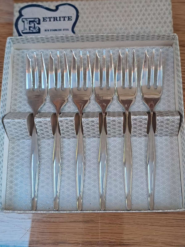 set of 6 eetrite cake forks very nice in original box