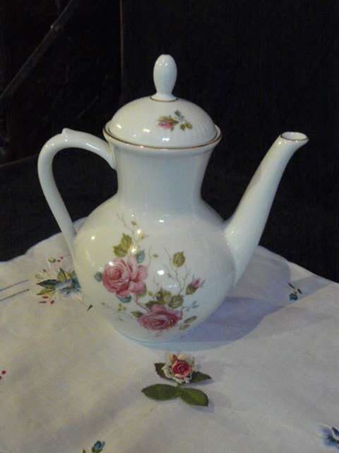 Beautiful BAVARIA COFFEE POT CERAMIC NO DAMAGE 23 CM X 8 CM BASE
