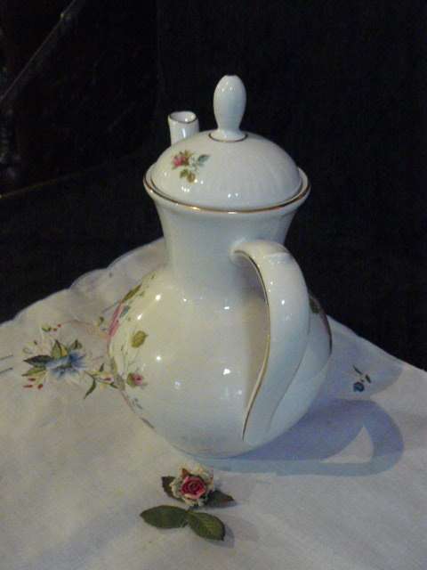 Beautiful BAVARIA COFFEE POT CERAMIC NO DAMAGE 23 CM X 8 CM BASE