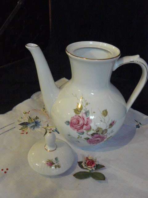 Beautiful BAVARIA COFFEE POT CERAMIC NO DAMAGE 23 CM X 8 CM BASE