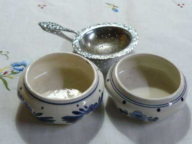 DELFTS HOLLAND X 2 DISHES WITH 1 X STRAINER