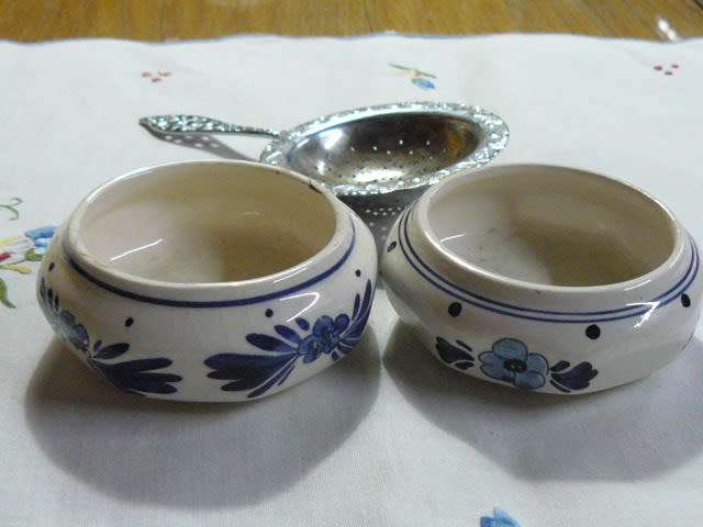 DELFTS HOLLAND X 2 DISHES WITH 1 X STRAINER