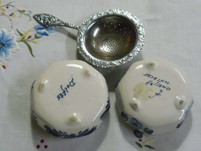 DELFTS HOLLAND X 2 DISHES WITH 1 X STRAINER