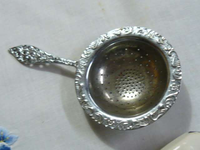 DELFTS HOLLAND X 2 DISHES WITH 1 X STRAINER