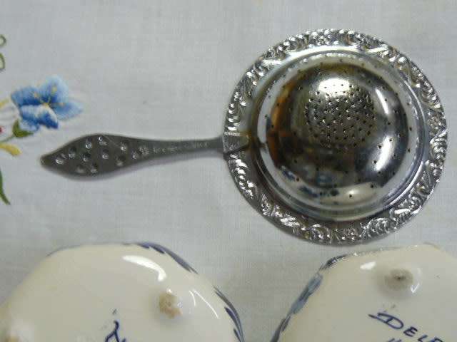 DELFTS HOLLAND X 2 DISHES WITH 1 X STRAINER