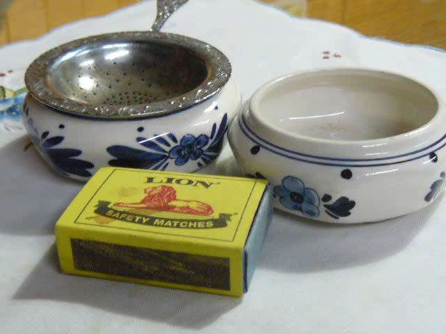 DELFTS HOLLAND X 2 DISHES WITH 1 X STRAINER