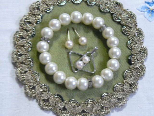 FOUX PEARL STRETCH BANGLE WITH BLING, EARRINGS AND PENDANT