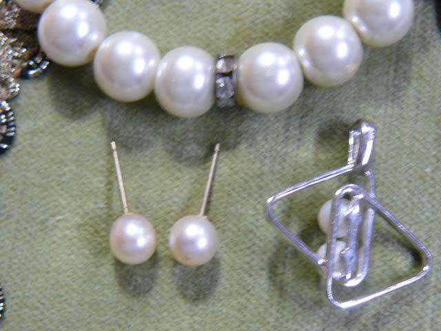 FOUX PEARL STRETCH BANGLE WITH BLING, EARRINGS AND PENDANT