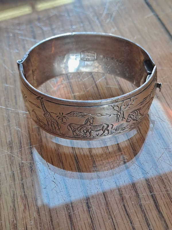Lovely Chuncky Africa simba hand made silver plated bangle
