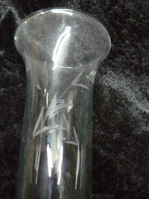 BUBBLE HEAVY BOTTOM GLASS VASE WITH PATTERN 20 CM TALL X 6 CM BASE