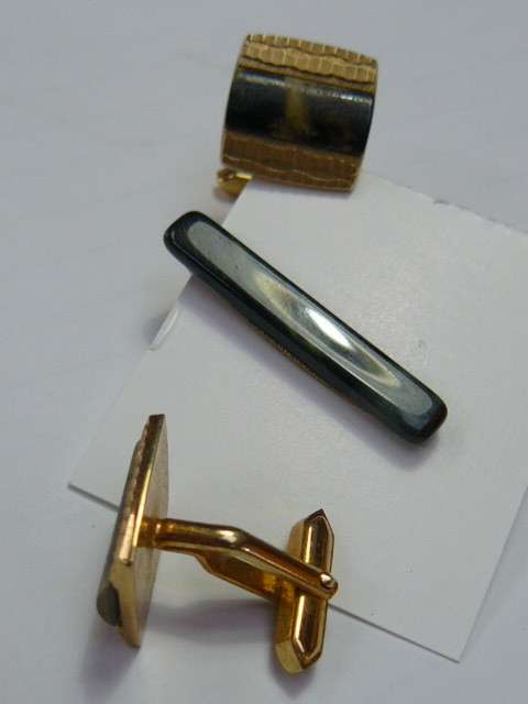 VINTAGE CUFF LINKS WITH SEMI PRECIOUS STONE GREENISH AND TIE CLIP