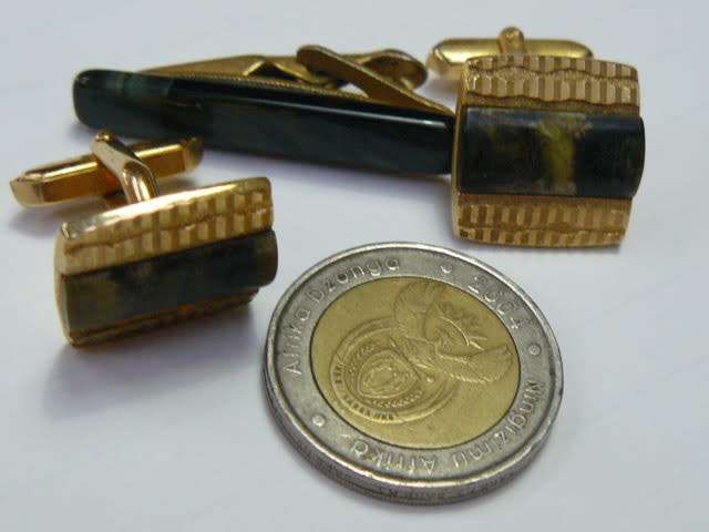 VINTAGE CUFF LINKS WITH SEMI PRECIOUS STONE GREENISH AND TIE CLIP