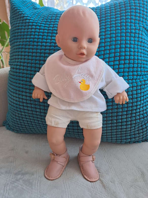 Doll that talks and kisses