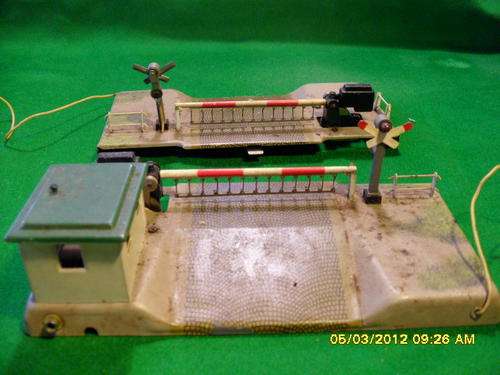 HO ELECTRIC CROSSING WITH LIGHTS - METAL- COLLECTORS FROM THE 1950'S
