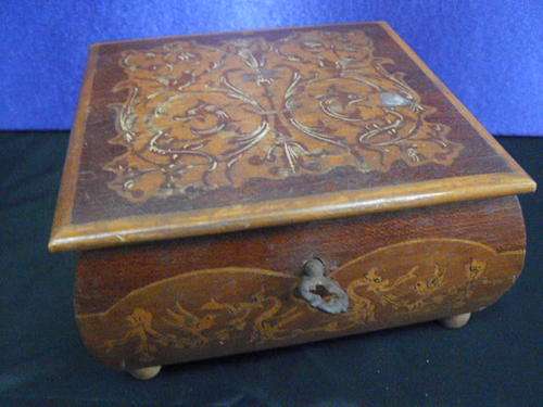 WOODEN BOX WITH FEET PRETTY PLEASE HAVE A LOOK. ALSO HAS A KEY!!!!!