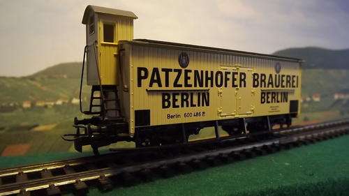 MARKLIN HO BREWERY BERLIN BEER CAR WITH BRAKEMANS CAB