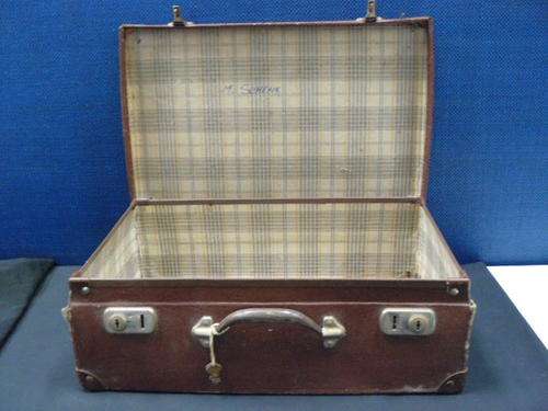 VINTAGE SCHOOL SUIDCASE WITH KEYS