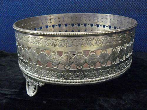 SILVER COLORED METAL OVERPOT WITH FEET