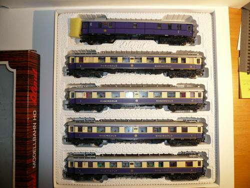 A SET OF 5 LILIPUT RHEINGOLD COACHES 820