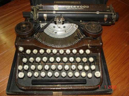 UNDERWOOD 1931 TYPE WRITTER WTH BASE AND LID