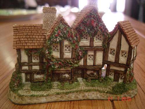 DAVID WINTER COTTAGES "APOTHECARY'S SHOP"
