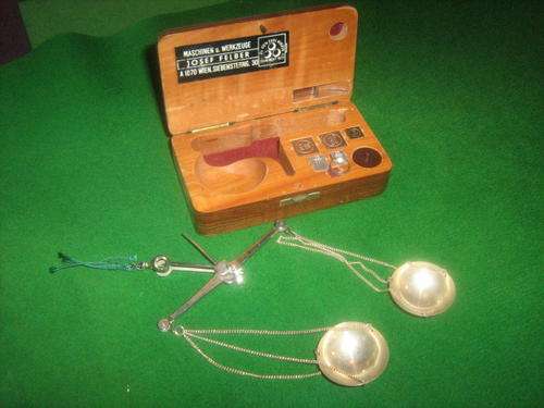 JEWLERS SCALE IN BOX WITH WEIGHTS AND TWEEZERS
