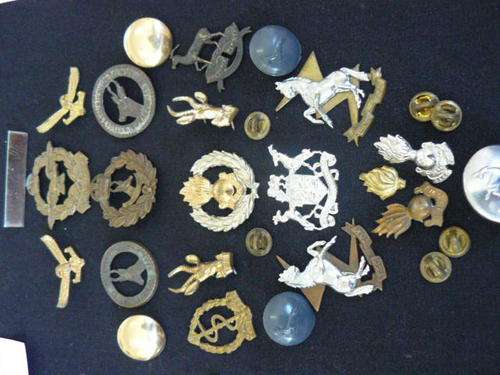 A LOT OF MIXED ARMY BADGES