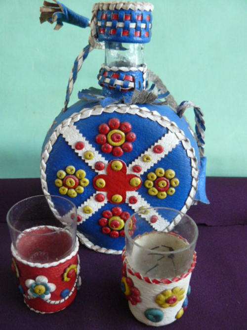 SPANISH LEATHER BOUND SCHNAPS FLASK WITH 2 TOTS