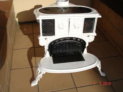 ANTIQUE CAST IRON COAL STOVE COMPLETE WITH ORIGINAL LEGS LIDS TRAY ETC