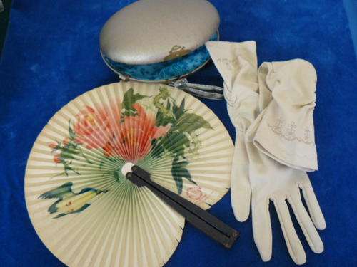 PAIR OF OLD GLOVES, HAND BAG AND FAN