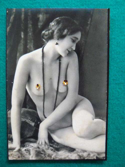 PHOTO OF POSING LADY IN GLASS FRAME