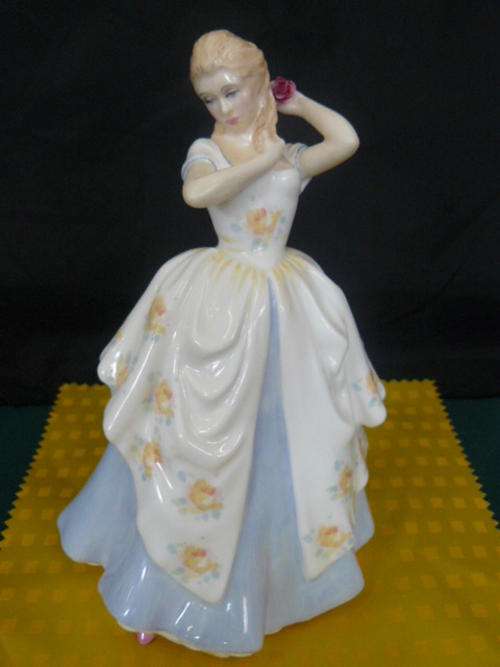 ROYAL DOULTON "LAURA" FIGURINE    NO DAMAGE