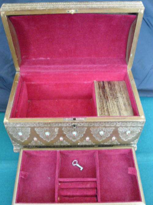 OLD WOODEN JEWELRY BOX WITH MUSICAL WORKING MOVEMENT AND KEY