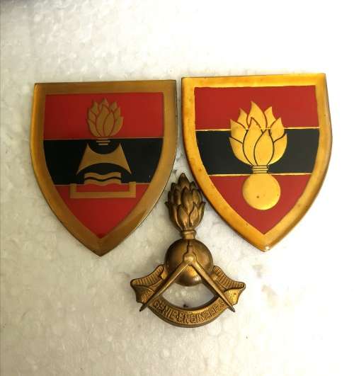 School of Engineer & 2 Field Engineer -  Shoulder flashes  & Cap badge - original  - all pins intact