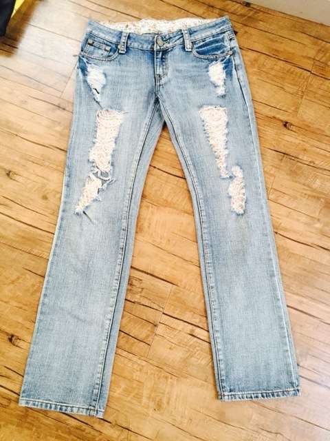 Di Reve Stylish Low Waist Slim Cut Slimmer Ladies Size 30  Ripped Distressed Flower Jeans