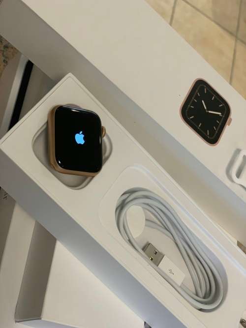 Apple Watch Series 5 - GOLD - 40mm - PREOWNED