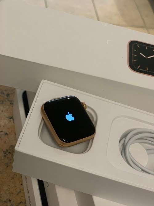 Apple Watch Series 5 - GOLD - 40mm - PREOWNED
