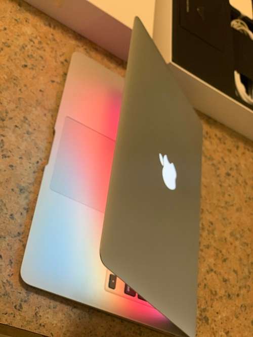 Macbook Air 13-inch - Silver - 4GB - 128GB - Preowned - Grade A  ~ Like New ~ FREE Shipping
