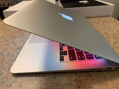Macbook Air 13-inch - Silver - 4GB - 128GB - Preowned - Grade A  ~ Like New ~ FREE Shipping