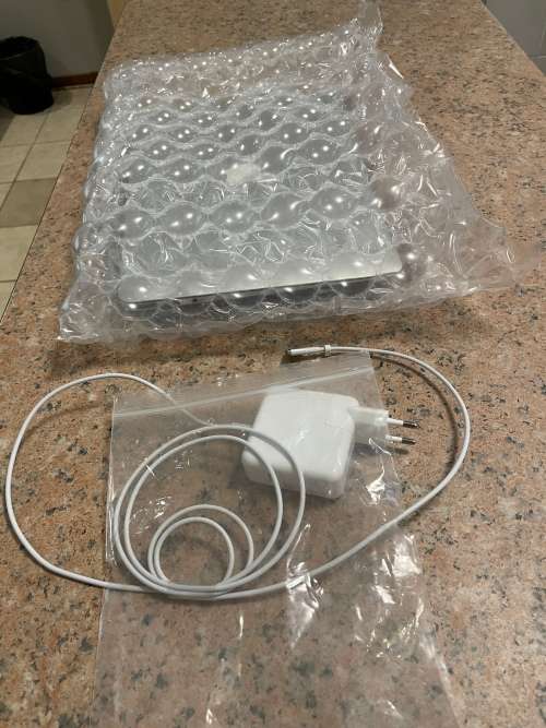 Macbook Air 13-inch 2015 - Intel Core i5 - 4GB - 128GB SSD - Silver - Preowned - MacOS