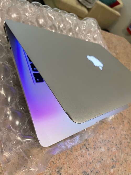 Macbook Air 13-inch 2015 - 4GB - 128GB SSD - Silver - Preowned ~FREE 64GB Memory Stick