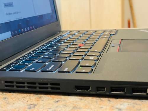 Lenovo Thinkpad X260 Laptop - Intel Core i5 - 8GB RAM - 256GB SSD -Like New ~FREE 32GB Memory Stick