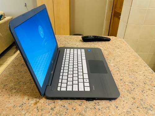 HP Stream 14 - Intel Celeron - 4GB RAM - 64GB SSD and 128GB SD Drive ~FREE 32GB Memory Stick