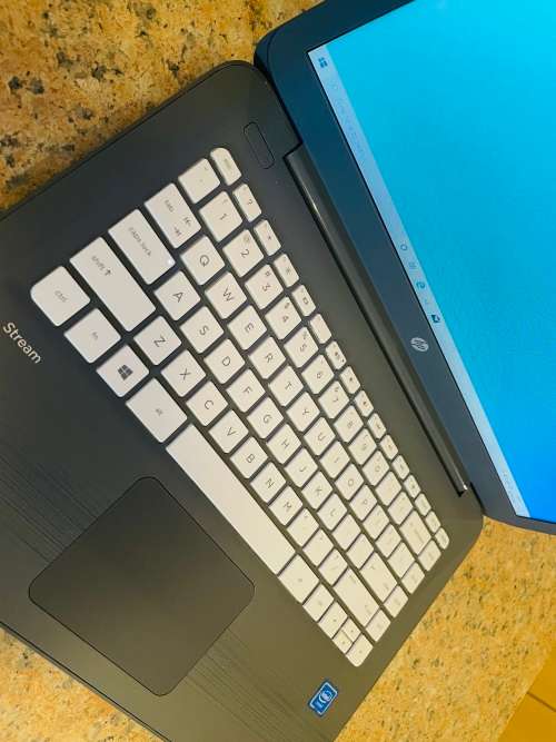 HP Stream 14 - Intel Celeron - 4GB RAM - 64GB SSD and 128GB SD Drive ~FREE 32GB Memory Stick