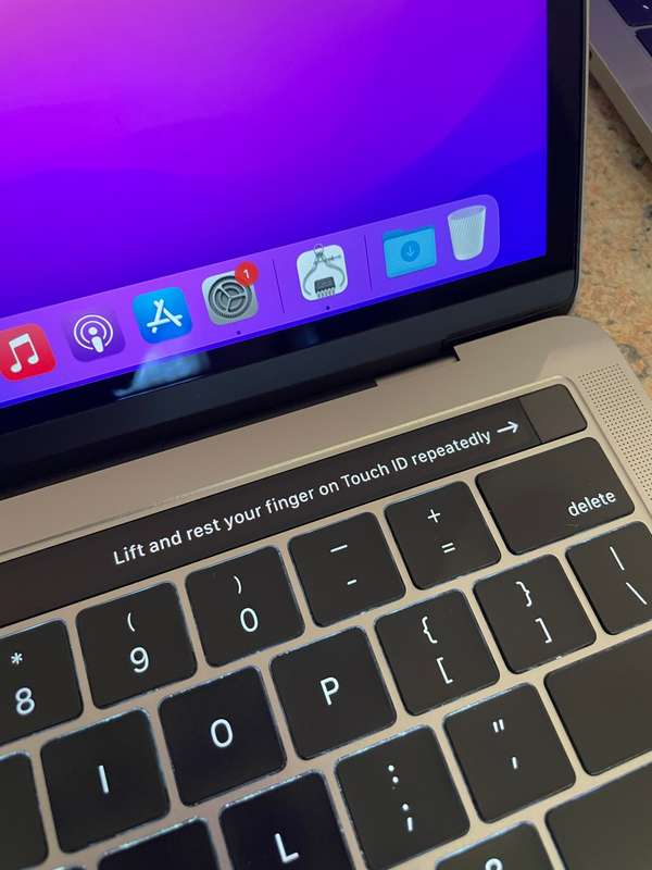 Macbook Pro 2019 13-inch Retina Display - Intel Core i5 - 8GB RAM - 256GB SSD - Touchbar & TouchID