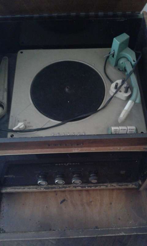 Vintage Phillips radio not working.Collection only.