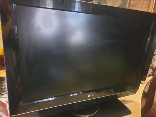 LG 32 inch tv for repair or spares.Does not switch on and no remote.Self collection in Pretoria.