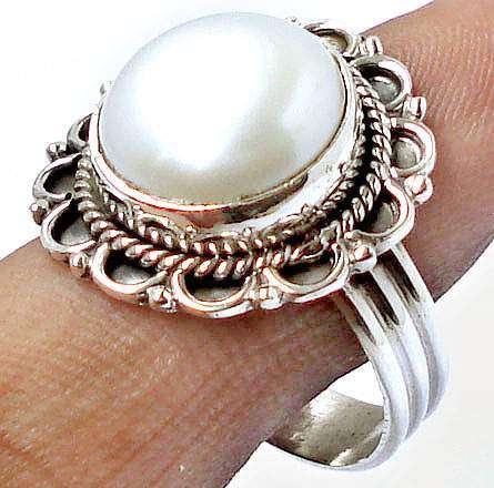 Gorgeous Size 8 Solid Silver Pearl ring...