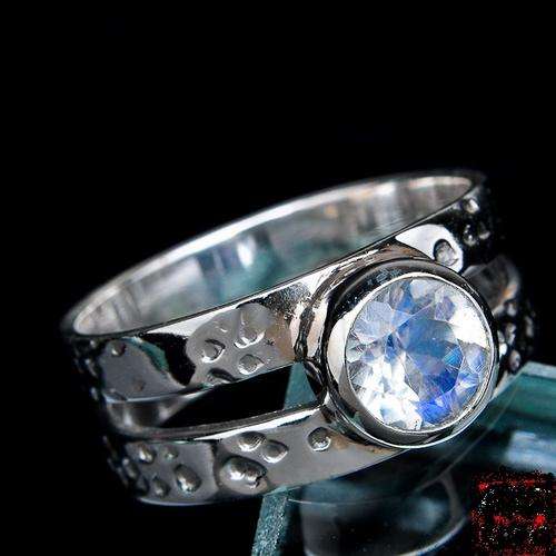 Gorgeous Size 7 Solid Silver and Moonstone ring...